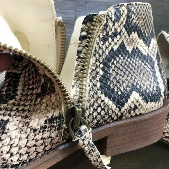 NWOT Gianni Bini Leather snakeskin pattern ankle boot, side zipper - Picture 10 of 11